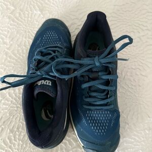Women’s Wilson tennis shoes size 6.5